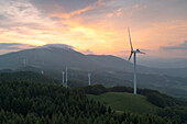 Luftaufnahme des Cappelletta-Passes mit Windkraftanlage während eines sommerlichen Sonnenuntergangs, Gemeinde Albareto, Provinz Parma, Region Emilia Romagna, Italien, Europa