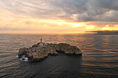Luftaufnahme der Isla de Mouro, während eines warmen Sonnenaufgangs, Gemeinde Santander, Kantabrien, Spanien, Iberische Halbinsel, Westeuropa