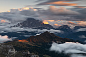 eine Langzeitbelichtung, um einen Sonnenuntergang über dem Berg Civetta einzufangen, Dolomiten, Region Venetien, Italien, Europa