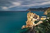 ein Sonnenstrahl trifft das historische Dorf Vernazza, Nationalpark der Cinque Terre, Gemeinde Vernazza, Provinz La Spezia, Region Ligurien, Italien, Europa