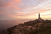 der Leuchtturm von Punta Nariga während eines warmen Sonnenaufgangs im Sommer, Gemeinde Malpica de Bergantinos, Galixia, Spanien, Europa