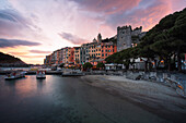 eine Langzeitbelichtung, um den warmen Sonnenuntergang im historischen Zentrum von Portovenre einzufangen, Gemeinde Portovenere, Provinz La Spezia, Region Ligurien, Italien, Europa