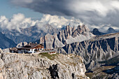 die Lagazuoi-Hütte an einem Sommertag, Falzarego-Pass, Gemeinde Cortina d'Ampezzo, Dolomiten, Bezirk Venetien, Italien, Europa