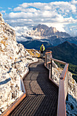 ein Wanderer genießt die schöne Landschaft vom Lagazuoi zum Civetta Berg, Dolomiti, Venetien, Italien, Europa