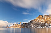 Eine Langzeitbelichtung, um die Küste in der Nähe des ikonischen Berges Segla an einem sonnigen Wintertag einzufangen, Senja, Norwegen, Europa
