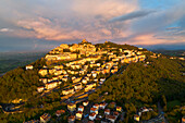 Luftaufnahme aus der Drohne von San Marino, während eines Sonnenuntergangs im Frühling, Republik San Marino, Europa