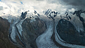 der ikonische Gornergrat Gletscher und der Monte Rosa an einem bewölkten Sommertag, Zermatt, Kanton Wallis, Schweiz, Europa