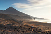 eine Langzeitbelichtung, um die schöne Aussicht entlang der Klippen in der Nähe des Playa de Cofete an einem Sommertag einzufangen, Naturpark de Jandia, Fuerteventura, Kanarische Insel, Spanien, Europa