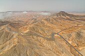 Luftaufnahme der asphaltierten Straße zum Mirador astronomico de Sicasumbre an einem Sommertag, Sicasumbre, Fuerteventura, Kanarische Insel, Spanien, Europa, mit einer Drohne