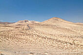 Luftaufnahme einer Drohne von einem schönen Berg zurück zum Strand von Sotavento an einem sonnigen Sommertag, Fuerteventura, Kanarische Insel, Spanien Europa