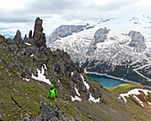 Ein Wanderer auf der Via Ferrata delle Trincee, Padon-Gruppe, Dolomiten, Fassa-Tal, Provinz Trient, Trentino-Südtirol, Italien.