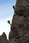 Zwei Bergsteiger besteigen den Eremitenturm (Torrione dell'Eremita) entlang des Klettersteigs Via Ferrata delle Trincee, Padon-Gruppe, Dolomiten, Fassatal, Provinz Trient, Trentino-Südtirol, Italien.
