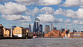 Die Wolkenkratzer der City of London von der Themse aus gesehen, London, Großbritannien, UK