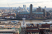Millennium Bridge und Tate Modern von der Stone Gallery der St. Paul's Cathedral aus gesehen, London, Großbritannien, UK