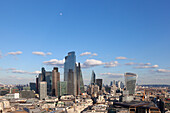 Die Wolkenkratzer der City of London von der Golden Gallery der St. Paul's Cathedral aus gesehen, London, Großbritannien, UK