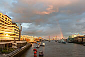 Tower Bridge und HMS Belfast von der London Bridge bei Sonnenuntergang mit Regenbogen, London, Großbritannien, UK