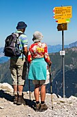 Rentnerpaar auf dem Weg zu einer Wanderung auf dem Weisshorn in den Schweizer Alpen, aktive Senioren, Tourismus, Ferienort Arosa, Kanton Graubünden, Schweiz