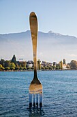 Die Gabel von Vevey im Genfer See, Skulptur des Schweizer Künstlers Jean-Pierre Zaugg zum 10-jährigen Jubiläum des alimentarium, die Gabel, nestle museum, offbeat, Genfer See, Vevey, Kanton Waadt, Schweiz