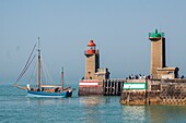 Fischereihafen beim Verlassen des Hafens von Fecamp unter den Augen von Touristen und Fischern, die auf dem Steg fischen, Leuchtturm von Fecamp, Fecamp, seine-maritime, Normandie, Frankreich