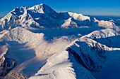 Luftaufnahme der zerklüfteten Berge der Alaska Range, einschließlich des Mt. McKinley, im Denali National Park, Alaska.