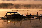 Sonnenaufgangsnebel und Bootsanleger über dem Lake of the Woods bei Warroad Minnesota USA