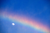 Mond und Regenbogenbogen am blauen Himmel über den Horseshoe Niagara Falls Ontario Kanada