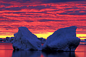 Silhouette von treibendem Packeis gegen die Wolken des Sonnenuntergangs, die sich in der Hudson Bay bei Churchill Manitoba im nördlichen subarktischen Kanada spiegeln