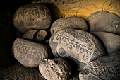 Buddhistische Gegenstände in einem buddhistischen Kloster im Zanskar-Tal, Nordindien.