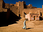 Ein Mann geht in der Kasbah von Tinerhir spazieren