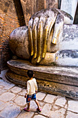 Buddhist faith in Wat Si Chum Buddha gigantic statue