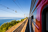 Der Transsibirische Zug zwischen Irkutsk und Ulan-Ude entlang des Baikalsees