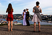 Braut und Bräutigam mit dem Hafen und der Bucht des Goldenen Horns in Wladiwostok