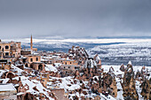 Das Dorf Uçhisar in Kappadokien im verschneiten Winter