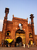 Menschen in der Badshahi-Moschee in Lahore