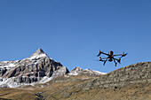 Drohne im Einsatz für geologische und klimatische Studien im Izas-Tal, Pyrenäen, Aragonien, Spanien