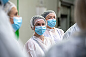 Menschen in Schutzkleidung in der Fischkonservenfabrik (USISA), Isla Cristina, Spanien