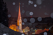 Die Pfarrkirche von Vill an einem verschneiten Abend, Vill, Innsbruck, Tirol, Österreich, Europa