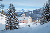 Eine Frau auf dem Weg zur Wallfahrtskirche Maria Waldrast, Mühlbach, Innsbruck Land, Tirol, Österreich, Europa