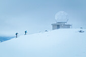 Zwei Bergsteiger auf dem Weg zur Wetterstation Patscherkofel, Patscherkofel, Tuxer Alpen, Tirol, Österreich, Europa
