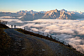 Ein Wandererpaar beim Abstieg vom Patscherkofel an einem nebligen Morgen, Innsbruck Land, Tirol, Österreich, Europa