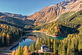 Luftaufnahme des Obernberger Sees mit der ikonischen Kirche Maria am See an einem Herbsttag, Obernberg am Brenner, Innsbruck Land, Tirol, Österreich, Europa