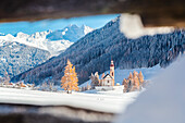 Die Pfarrkirche St. Nikolaus nach starkem Schneefall, Obernberg am Brenner, Innsbruck Land, Tirol, Österreich, Europa