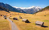 Luftaufnahme der Wiesen und Scheunen des Pfundser Tschey Tals, Pfunds, Landeck, Tiroler Oberland, Tirol, Österreich, Europa