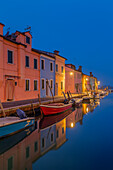 Die bunten Gebäude der Fondamenta Pontinello sinistra an einem nebligen Morgen, Insel Burano, Provinz Venedig, Region Venetien, Italien, Europa