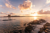 Der Strand La Pelosa und der Turm des Falken in Stintino, Sassari, Sardinien, Italien