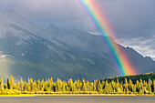 Gewitter und Regenbogen an den Vermillion Lakes, Banff National Park, Kanadische Rocky Mountains, Kanada.