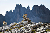 Italien, Venetien, Provinz Belluno, die Felsen des Croda da Lago bilden die Kulisse für zwei typische Steinmännchen