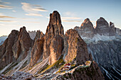 Italien,Venetien,Provinz Belluno,Blick auf die Fonda Savio Hütte in der Cadini di Misurina Gruppe,im Hintergrund die Drei Zinnen von Lavaredo