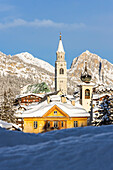 Italien,Venetien,Provinz Belluno,Boite-Tal,der Kirchturm der Basilika von Cortina d'Ampezzo und im Vordergrund der Glockenturm der Kirche von Madonna della Difesa