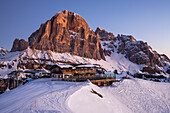 Italien, Venetien, Provinz Belluno, Tofana di Rozes und Scoiattoli-Hütte in der Morgendämmerung